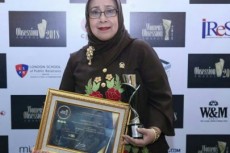 Senator Sumut Terima Penghargaan Best Achiever In Legislators and Senator